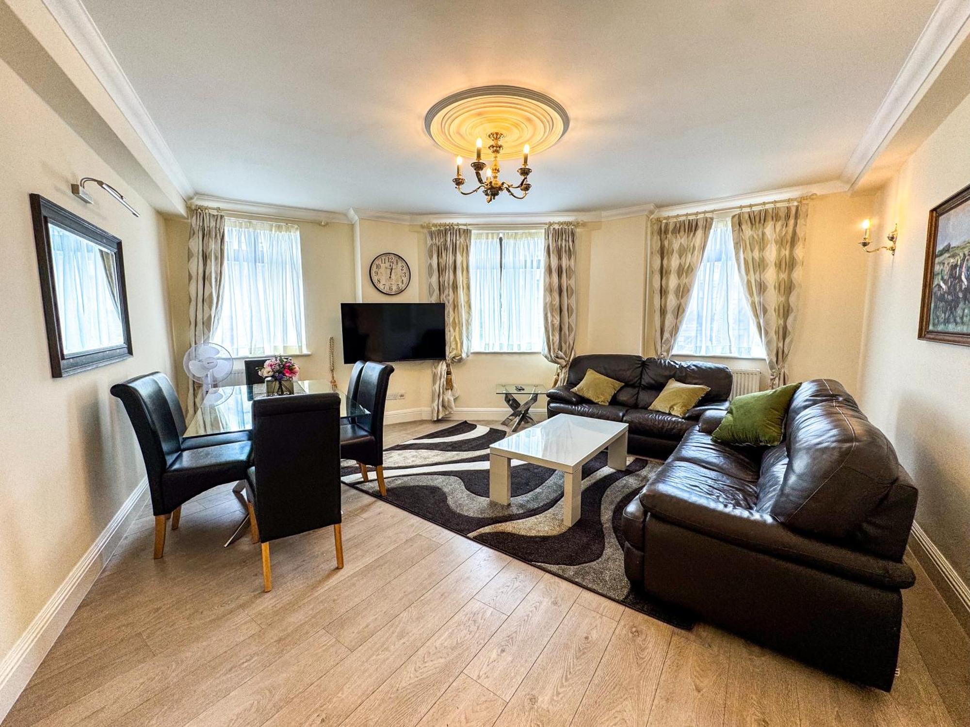 Hyde Park Corner Spacious 2 Bedroom * Londra