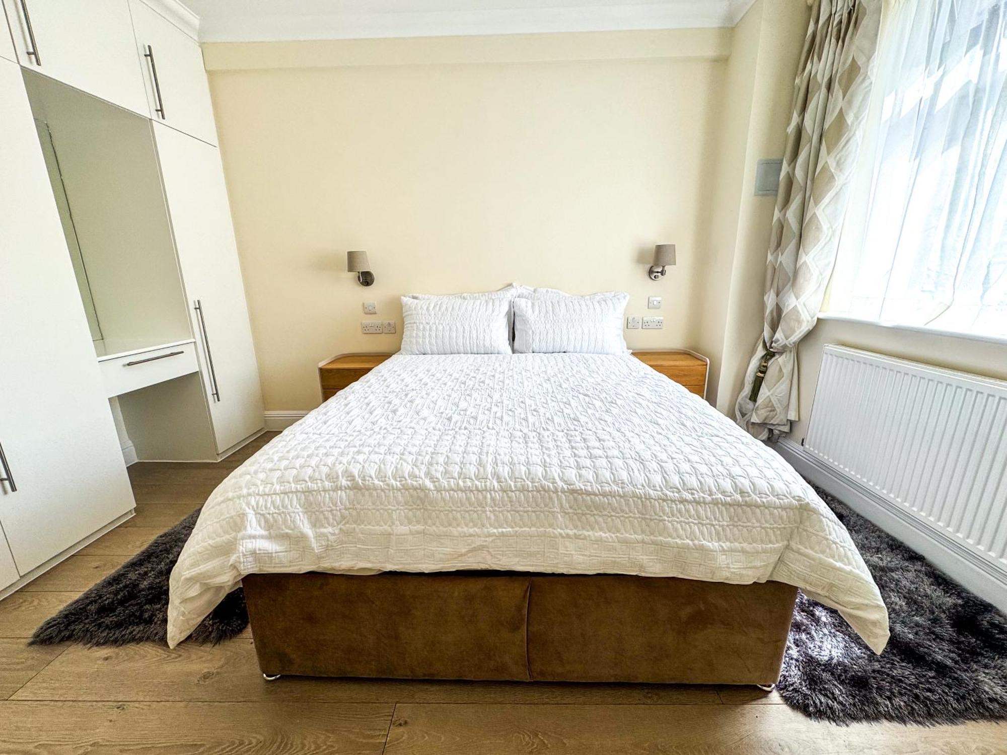 Hyde Park Corner Spacious 2 Bedroom * Londra