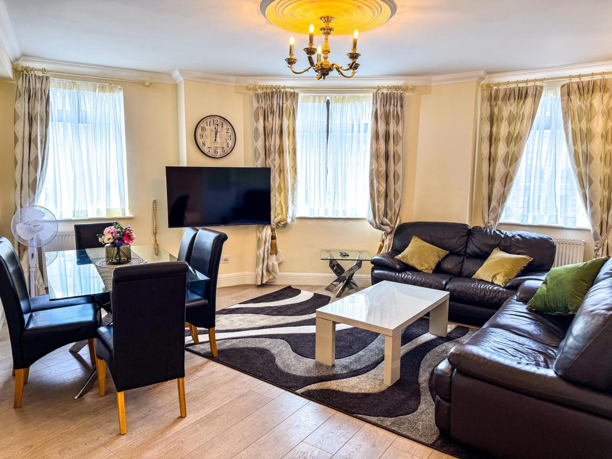Hyde Park Corner Spacious 2 Bedroom * Londra