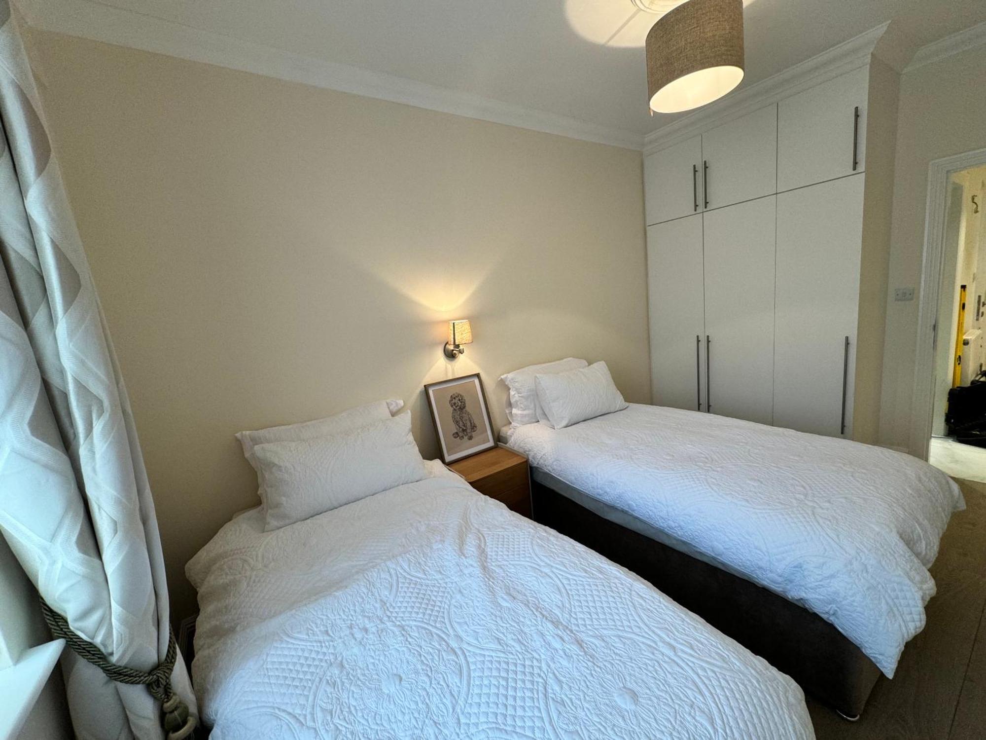 Hyde Park Corner Spacious 2 Bedroom * Londra